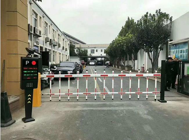 停车场车牌识别系统影响其正常工作的因素有哪些呢(图1) 停车场车牌识别系统影响其正常工作的因素有哪些呢(图1)
